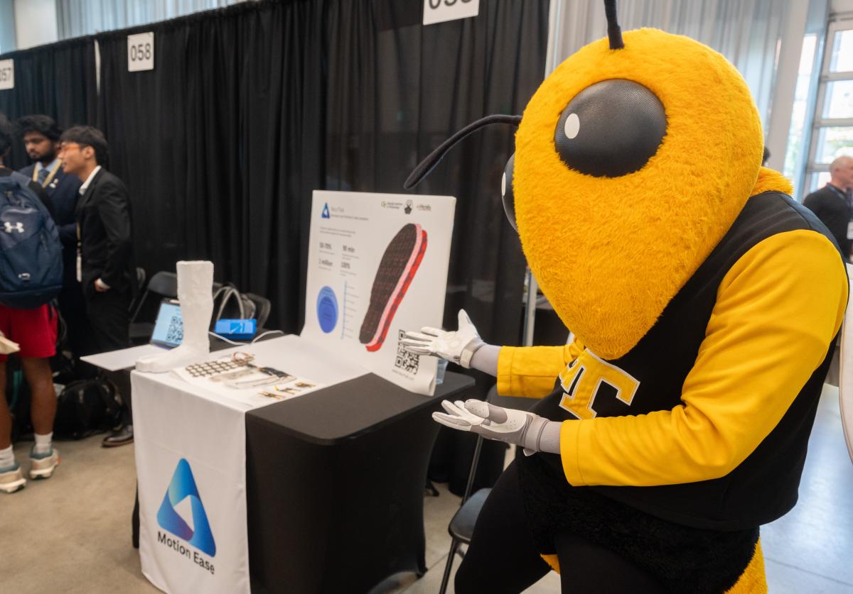 Buzz shows startup booth at Demo Day